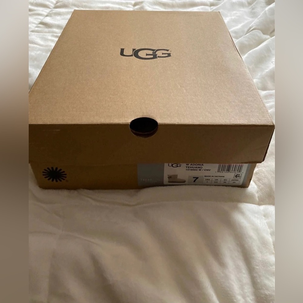 UGGS - Picture 2 of 2